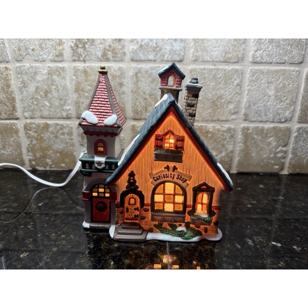 Heartland Valley Village Curiosity Shop Deluxe Porcelain Lighted Christmas House
